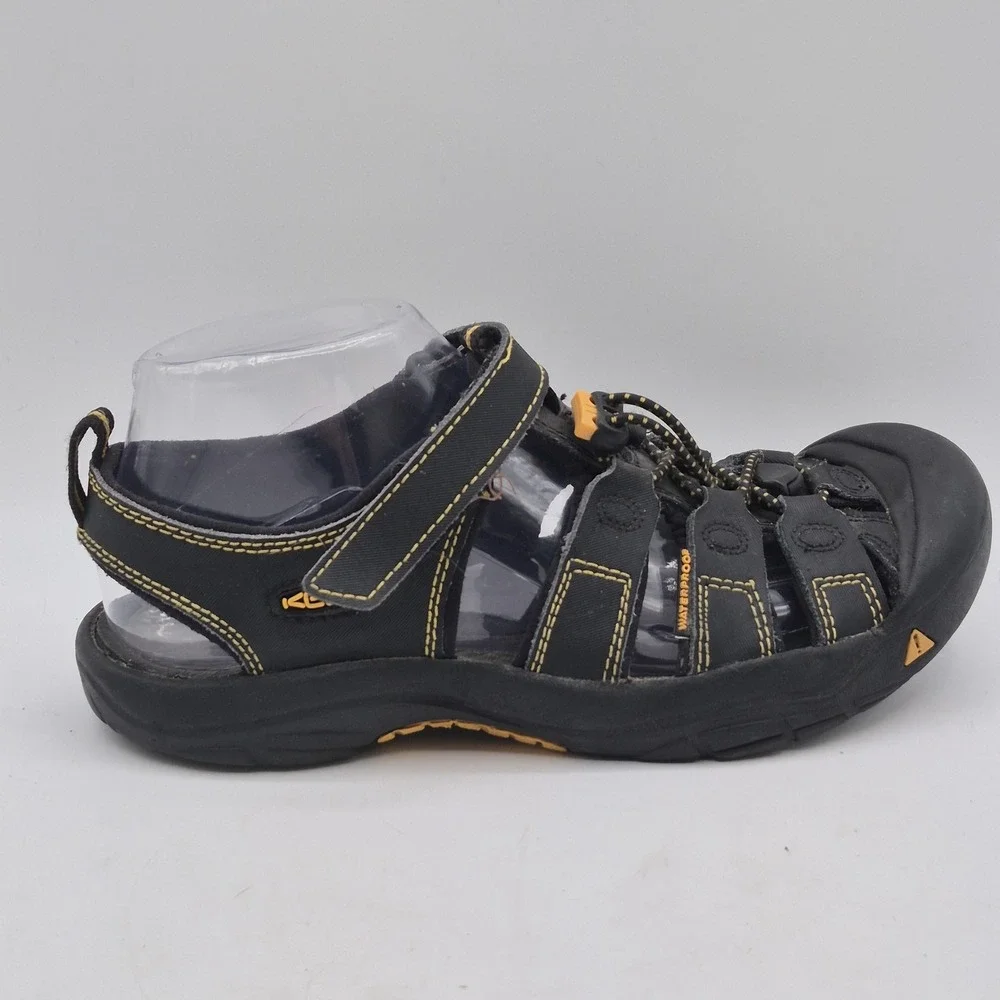 KEEN Sandals Shoes Teens Size 3 Black Closed Toe Water Hiking Outdoor Bungee